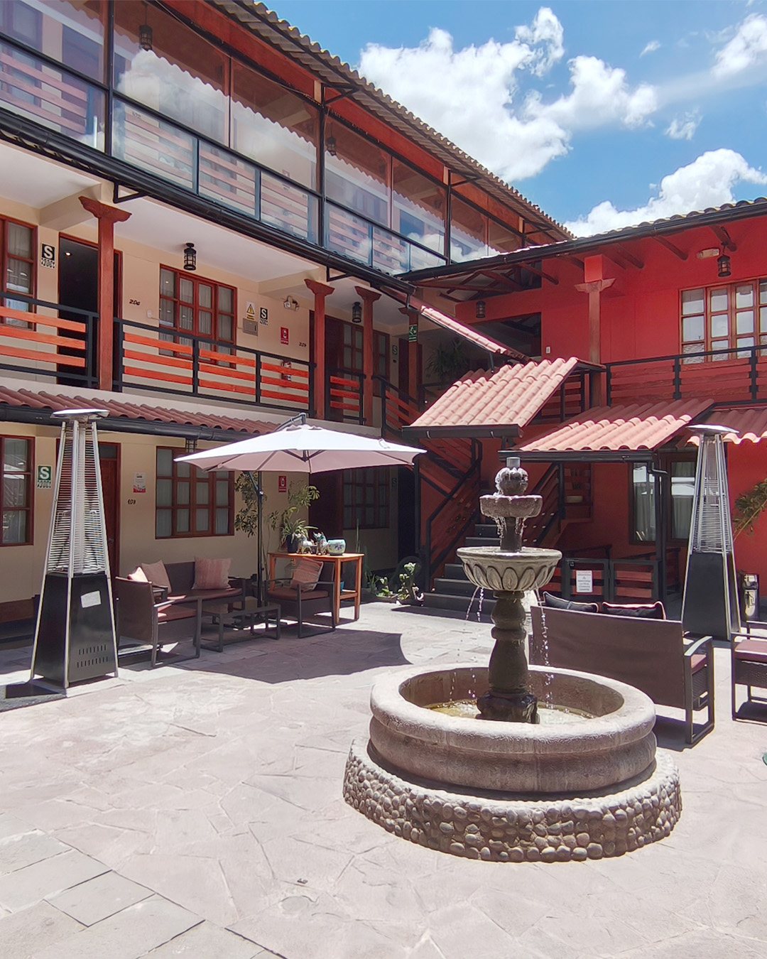 Repisas de madera con insumos locales en el Hotel Unión Cusco
