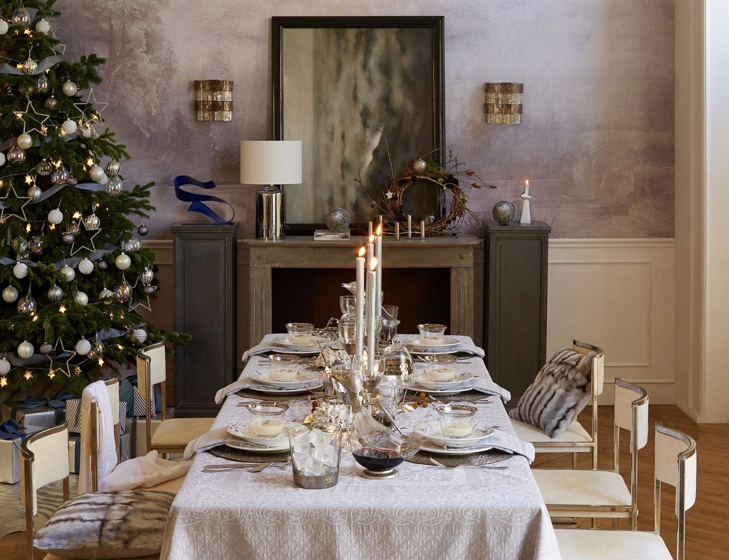 Mesa servida navideña con árbol decorado y candelabro de plata