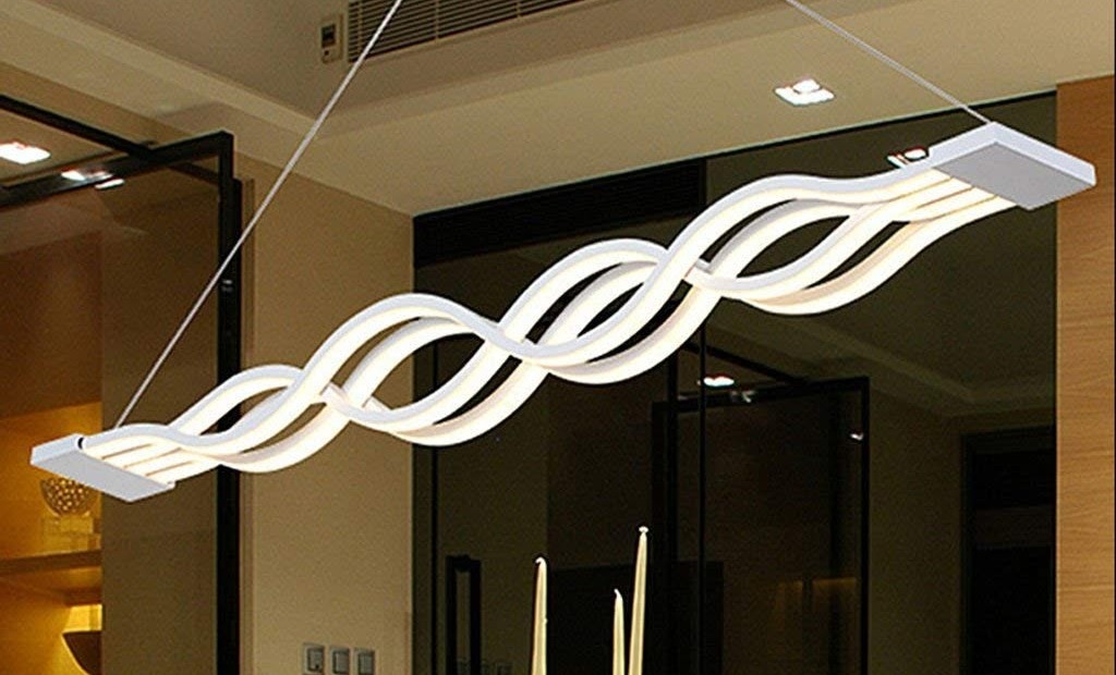 Lámpara LED Amaris instalada sobre mesa de comedor