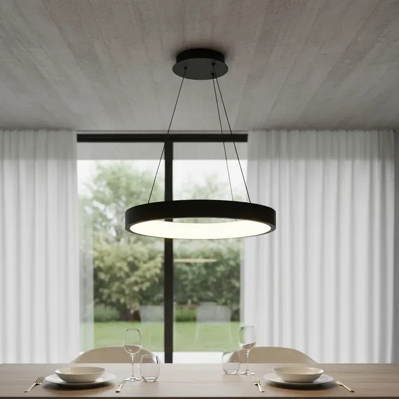 Lámpara Lara Black, aro circular LED sobre mesa de comedor