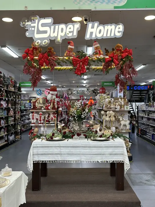 Mesa de Navidad borgoña y dorado en SuperHome — foto 1 de 6