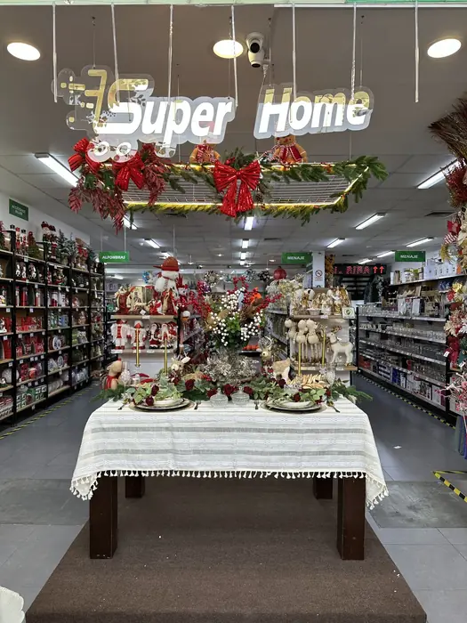Mesa de Navidad borgoña y dorado en SuperHome — foto 2 de 6