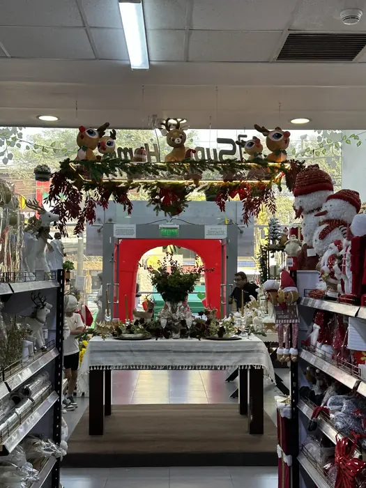 Mesa de Navidad borgoña y dorado en SuperHome — foto 3 de 6