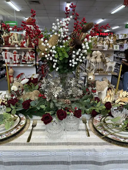 Mesa de Navidad borgoña y dorado en SuperHome — foto 4 de 6