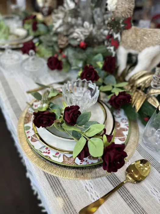 Mesa de Navidad borgoña y dorado en SuperHome — foto 5 de 6
