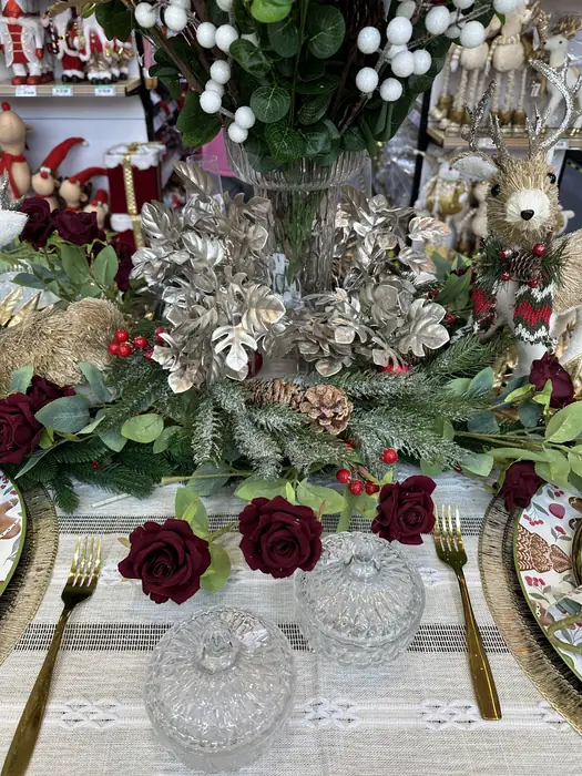 Mesa de Navidad borgoña y dorado en SuperHome — foto 6 de 6