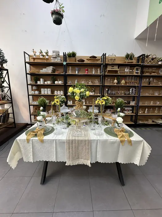 Mesa de girasoles y cristal en SuperHome — foto 1 de 8