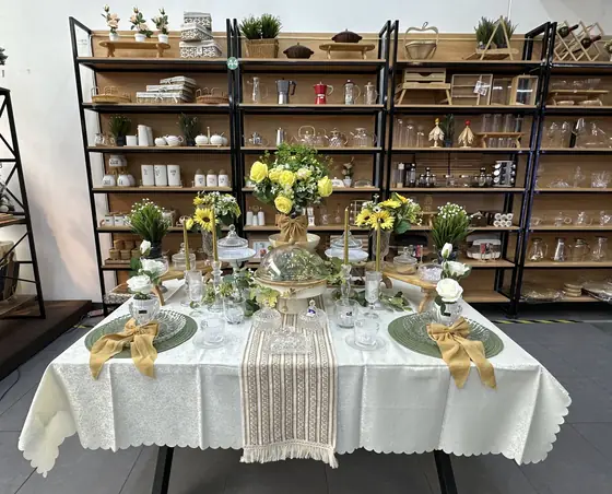 Mesa de girasoles y cristal en SuperHome — foto 2 de 8