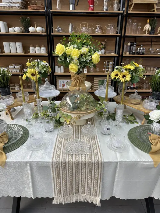 Mesa de girasoles y cristal en SuperHome — foto 3 de 8