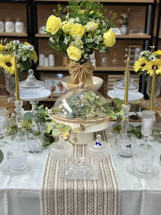 Mesa de girasoles y cristal en SuperHome — foto 4 de 8