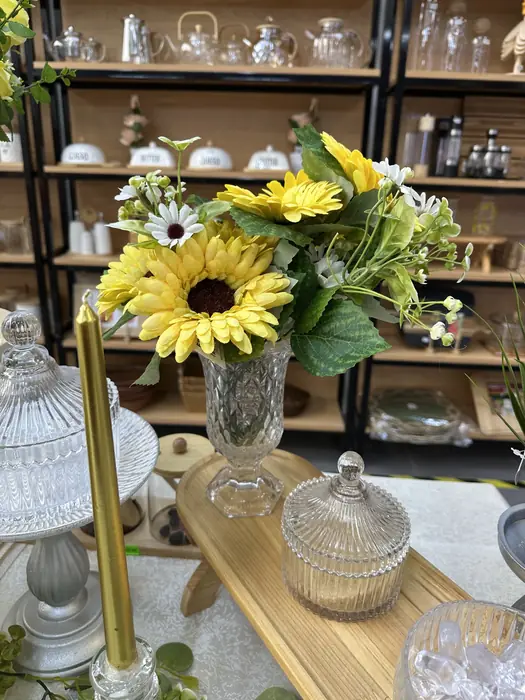 Mesa de girasoles y cristal en SuperHome — foto 6 de 8