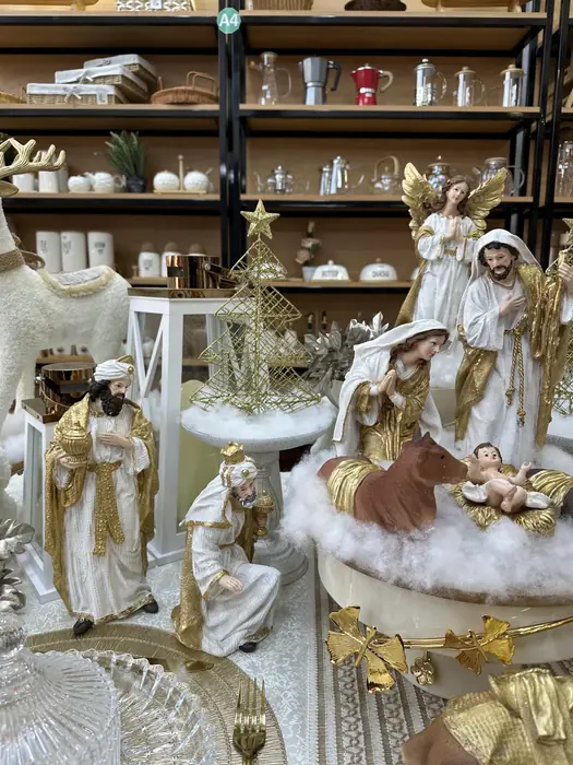 Mesa de nacimiento blanco y dorado en SuperHome — foto 2 de 8