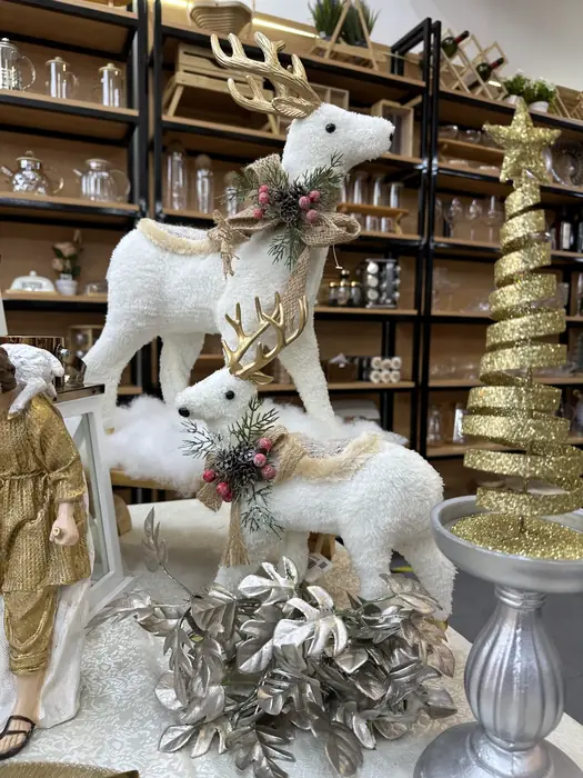 Mesa de nacimiento blanco y dorado en SuperHome — foto 3 de 8