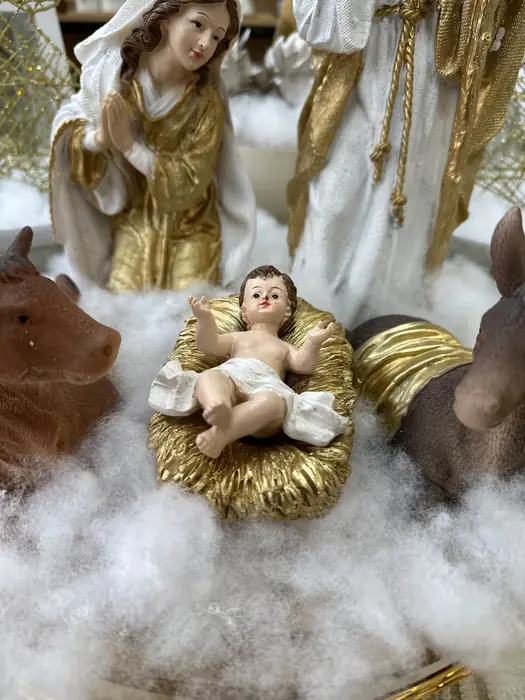 Mesa de nacimiento blanco y dorado en SuperHome — foto 4 de 8