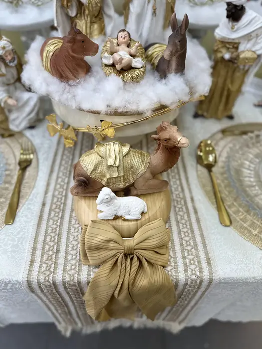 Mesa de nacimiento blanco y dorado en SuperHome — foto 5 de 8