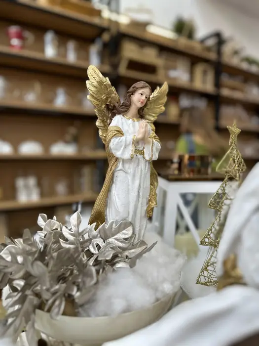 Mesa de nacimiento blanco y dorado en SuperHome — foto 7 de 8