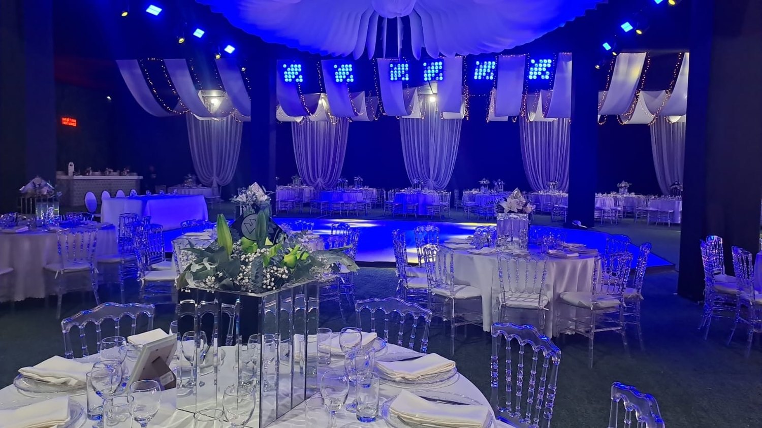 Salón del aniversario montado, con drapeado en el techo e iluminación