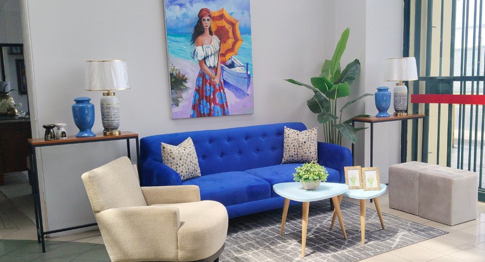 Sala ambientada en Casa Grande con maderas y textiles