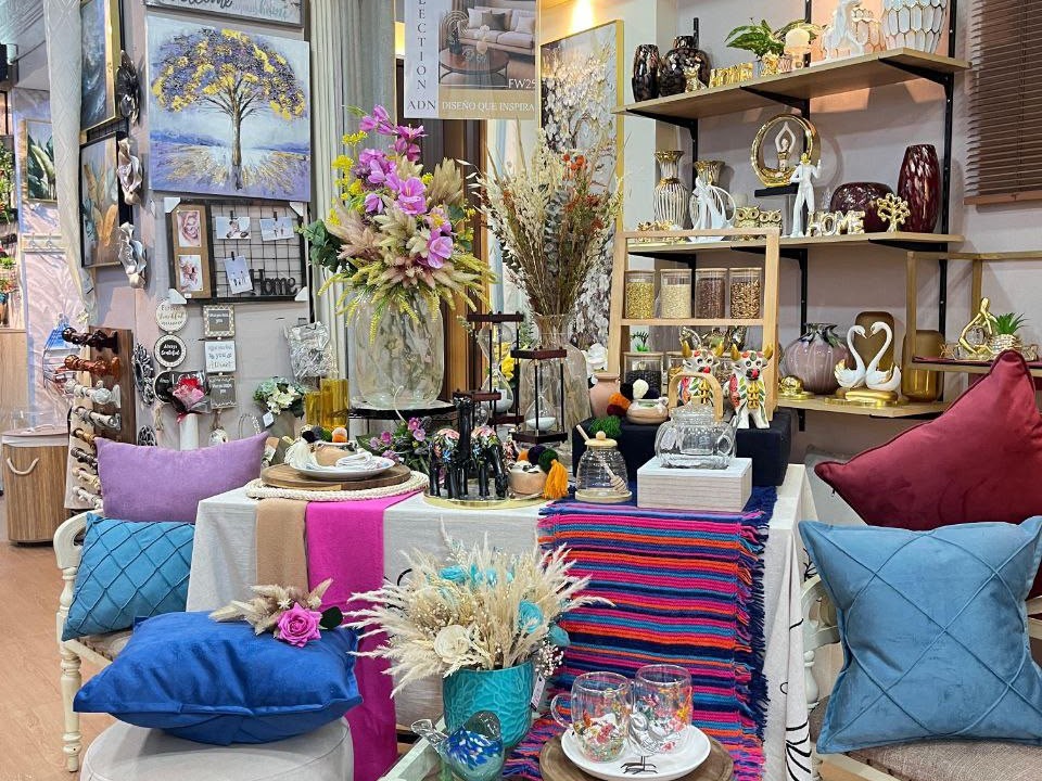 Mesa de bazar Ferrehome con cojines y objetos decorativos