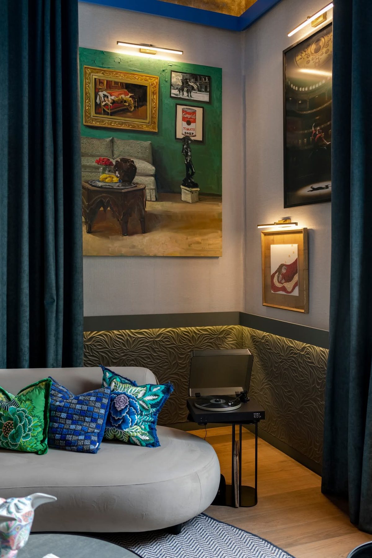 Ambiente residencial con arte de gran formato y mobiliario de líneas orgánicas