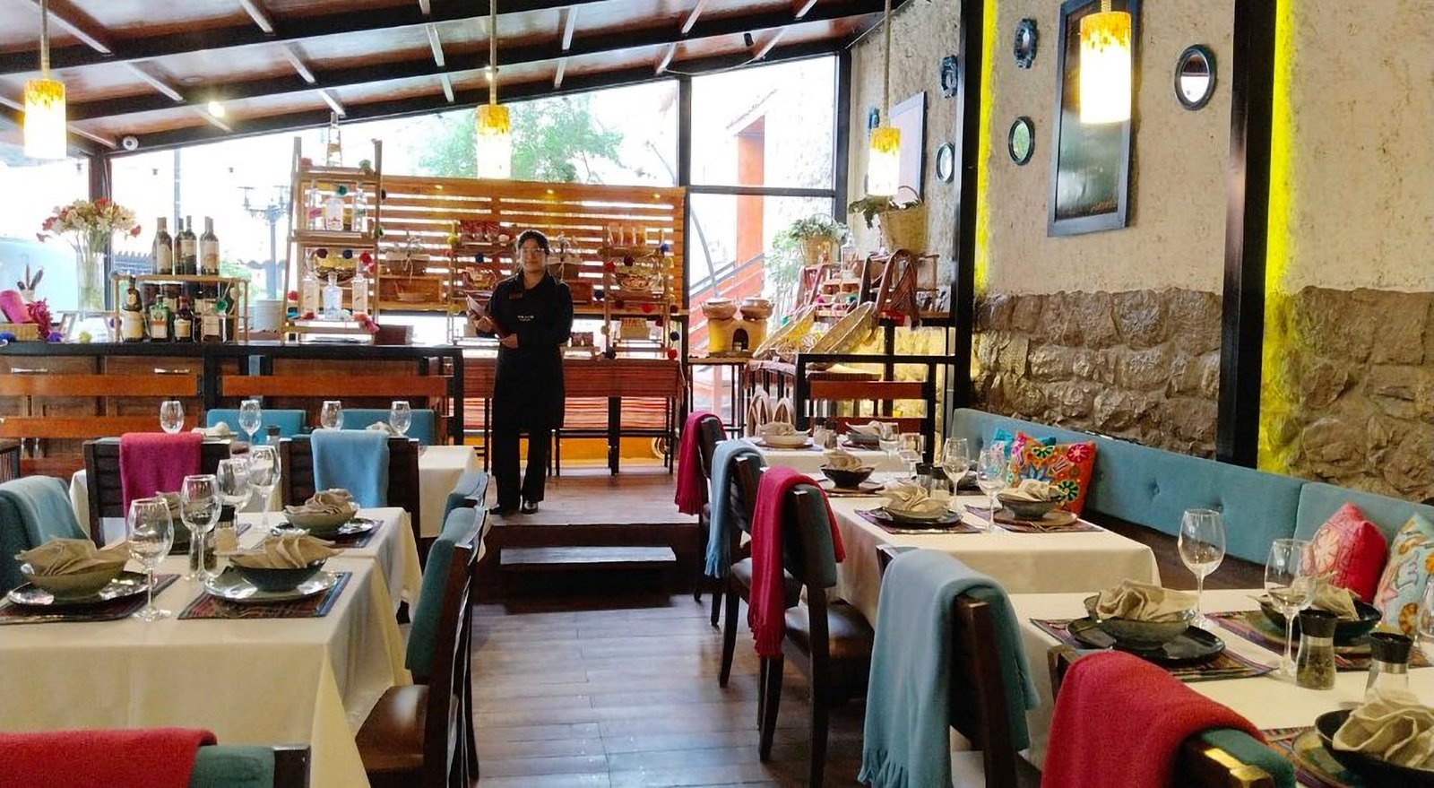 Restaurante del Hotel Unión Cusco con mesas vestidas y textiles tradicionales